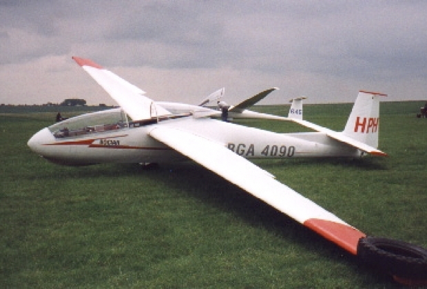 Polish Bocian two-seater trainer, HPH, at 'The Park', with Peter Jones' Vega 17.