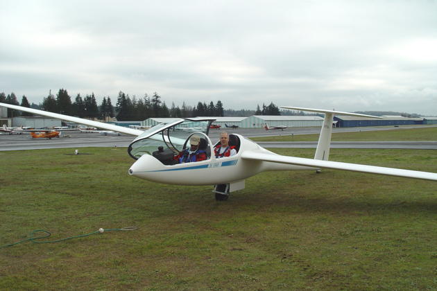 Prepping for Lynn Weller's first flight in his brand new DG-1000, and the first flight in the US of N7760A.