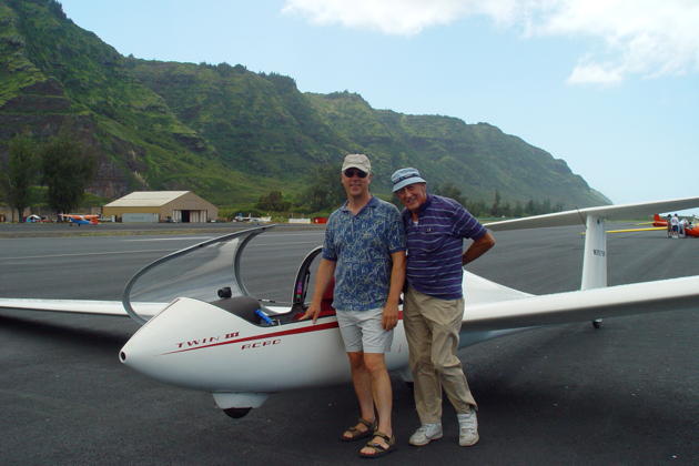 With Elmer Udd and his Twin III Acro at Dillingham, Hawaii. Photo by Mary Kasprzyk.