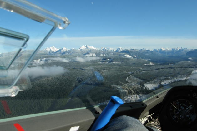 A grand view of the Cascade foothills from the DG-1000 front cockpit. Photo by David Kasprzyk.
