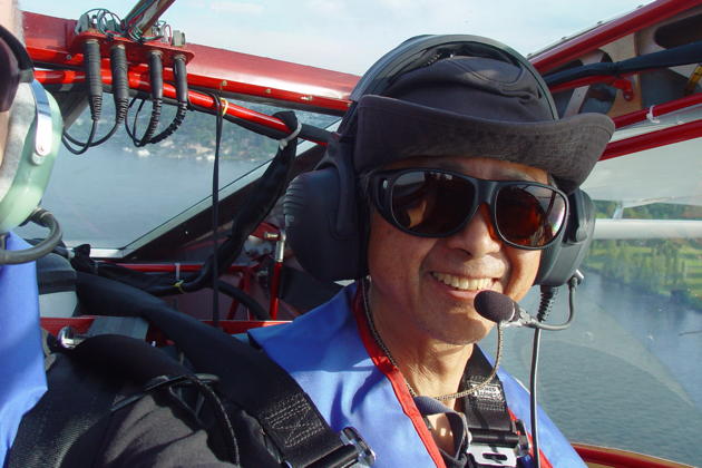 Matthew Lum cruising in his Kitfox, with the windows open, over Lake Washington.