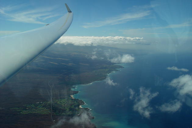 In the wave, looking down the ASH-25 wing at the Kona coast of the Big Island of Hawaii.
