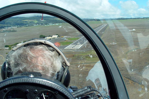 Turning on final to runway 4 at Waimea-Kohala airport in the ASH-25.