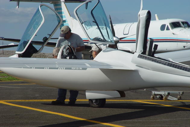 Prepping for launch in Woody Woods ASH-25 Mi at Waimea-Kohala airport, Hawaii. Photo by Mary Kasprzyk.