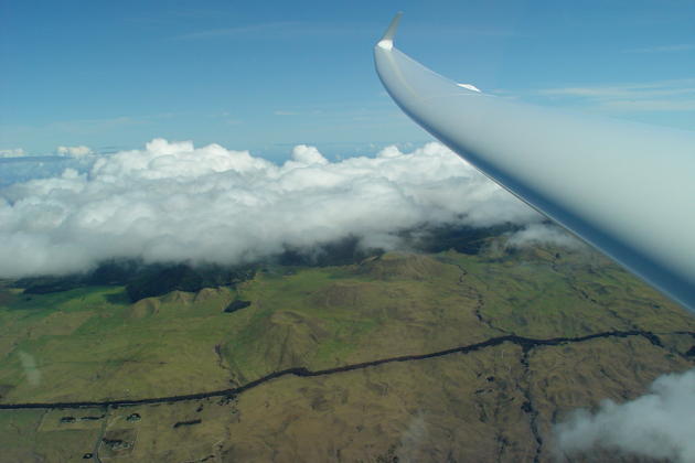 Soaring in the ASH-25 over the volcanic cones along southern slope of the Kohala mountains in the wave.