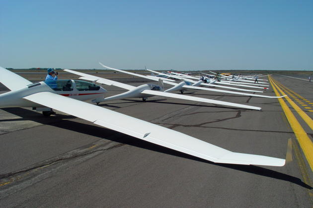 Some of the competitors (including the 'other' DG-1000) at the Ephrata Dustup 2009.