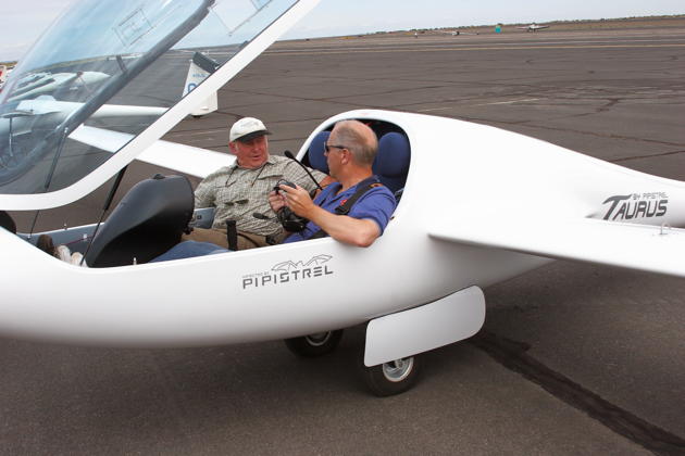 Peter Timm and I prepare for startup in his Pipistrel Taurus at Ephrata. Photo by Heinz Gehlhaar.