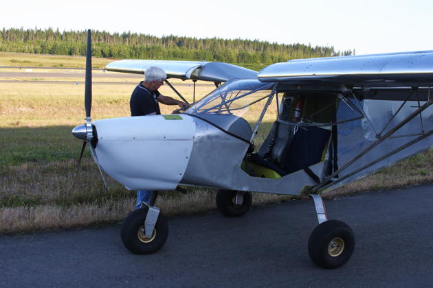 Stan Mars pre-flighting his Zenith CH 701.