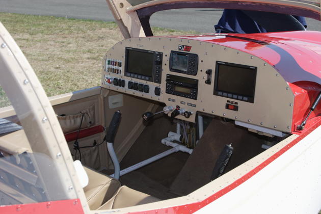 The clean and uncluttered cockpit of Dan and Linda Masys' RV-12 N122LD.