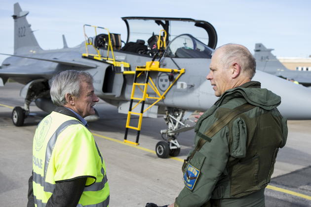 Discussing my flight with the first Gripen Pilot - Stig Holmstrom. Photo by Per Kustvik.