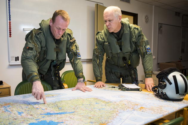 Gripen pre-flight briefing with Richard Ljungberg, Saab Chief Test Pilot. Photo by Per Kustvik.