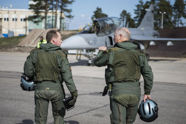 Stepping to fly Gripen 822 with Richard Ljungberg. Photo by Per Kustvik.