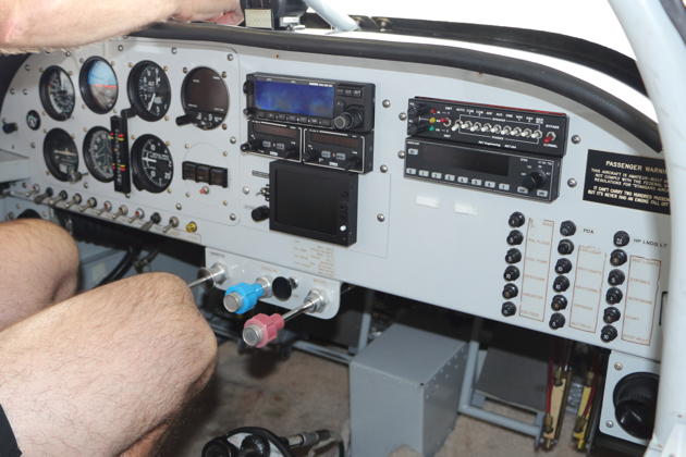 The clean cockpit of RV-6 N106RV.