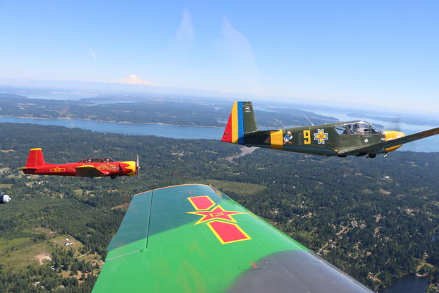 Bob Hill in the lead in his IAR-823, with Tom Elliott in his Nanchang and Mt. Rainier in the distance. Photo from Spooky Pine's Nanchang backseat.