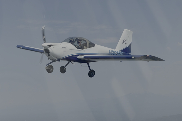 Zach Price and Troy 'T-Lar' Larson during BEFA's first RV-12 training session. My photo.