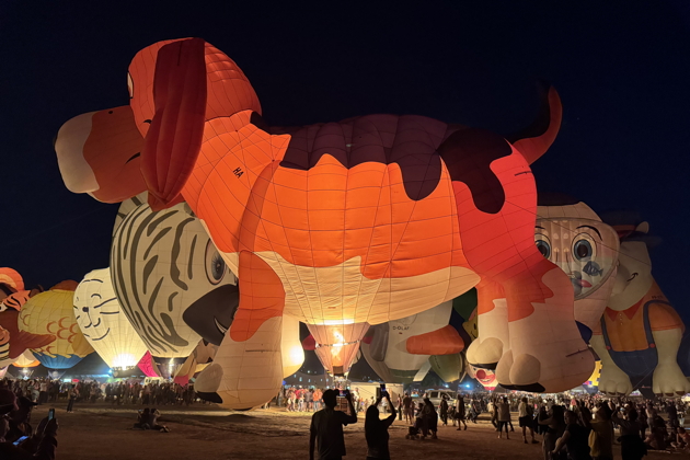 'Beagle Maximus' at the Special Shapes Night Glow at Albuquerque's Balloon Fiesta Park. My photo.