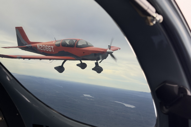 A unique view of 66T sliding up into the fingertip position. My photo.