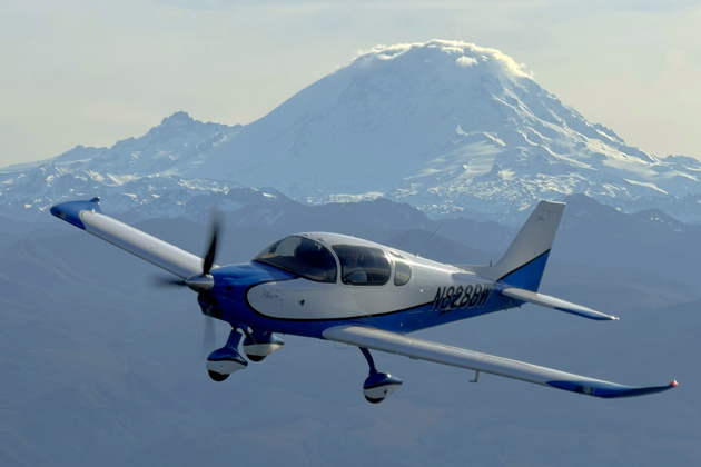 Chris Terrell flying his Sling TSi N828BW in front of Mt. Rainier. My photo.