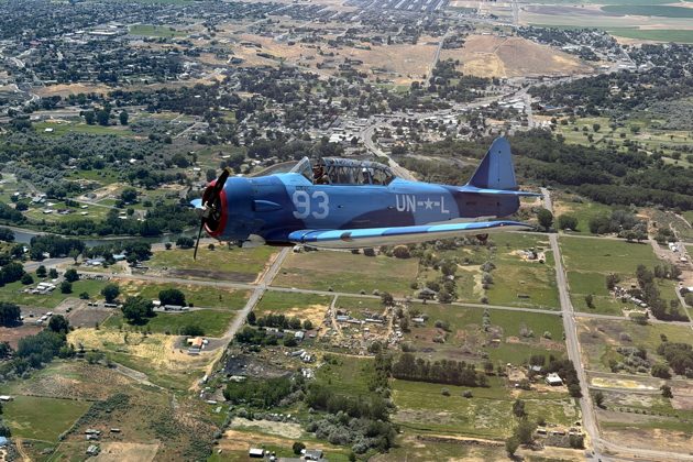 Jay Pemberton in his T-6 on the wing from Ben 'Evil' Cook's SNJ-4, N6427D. My photo.